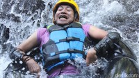 Untuk bisa menikmati wisata air itu, travelers hanya perlu membayar Rp 25 ribu hingga Rp 35 ribu untuk rute 350 meter dan Rp 85 ribu untuk rute 1 kilometer. Foto: Bima Bagaskara/detikcom
