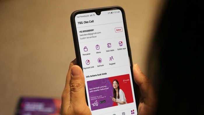 Sekarang driver Gojek bisa mendapatkan penghasilan tambahan dengan nyambi jualan produk dan paket internet Telkomsel.