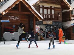Makin Seru Main di Salju, Ini Daftar Promo Trans Snow World Bekasi!