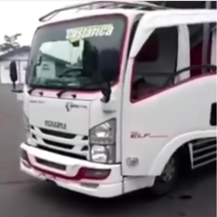 Video truk dilempar besi dan batu oleh petugas Dinas Perhubungan viral di Instagram. Peristiwa itu terjadi di Jembatan Timbang Sedarum, Kecamatan Nguling, Kabupaten Pasuruan.