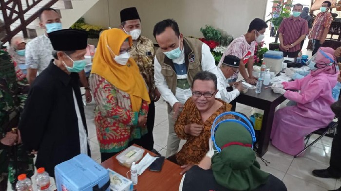 Sebanyak 1.200 kiai dan imam masjid di Gresik menalani vaksinasi COVID-19. Vaksinasi digelar di Kantor Bupati Gresik.