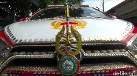 Sebuah mobil Toyota Yaris dengan tulisan King of Kings milik Haji Sugandi Natanegara mendadak viral lantaran dihiasi emas, batu akik, dollar hingga berlian. Foto: Dian Firmansyah/detikOto