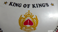 Pada bagian kap mesin terdapat tulisan King of Kings. Pemiliknya, merupakan Warga Kampung Karokrok, Desa Jatiragas, Kecamatan Patokbeusi, Subang. Ia merupakan pemilik dari Panti Putra Galunggung yang berkegiatan rehabilitasi kejiwaan dan pecandu narkoba. Foto: Dian Firmansyah/detikOto
