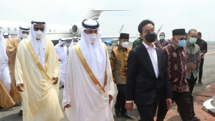 Walkot Solo Gibran Rakabuming Raka dan perwakilan dari UEA di lokasi pembangunan replika Sheikh Zayed Grand Mosque, Banjaran, Solo, Sabtu (6/3/2021)