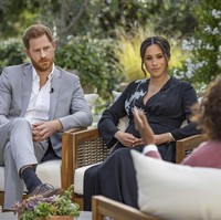 Menurut Huffington Post, baju Meghan Markle mengirim pesan tersembunyi. Diketahui, ibu satu anak ini memakai dress hitam dari Giorgio Armani. Dress tersebut berharga US$ 4.700 atau sekitar Rp 67 juta. (Foto: Joe Pugliese/Harpo Productions via AP)
