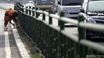 Agar Cantik, Separator di Jalan Abdullah Syafei Dicat Ulang