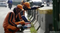 Pengecatan dilakukan agar tampak bersih sekaligus mengembalikan fungsinya.