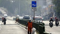 Warna separator yang telah kusam, kembali dicat ulang oleh petugas.