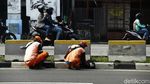 Agar Cantik, Separator di Jalan Abdullah Syafei Dicat Ulang