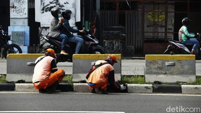 Agar Cantik, Separator di Jalan Abdullah Syafei Dicat Ulang Separator di Jalan Abdullah Syafei, Kampung Melayu, Jakarta Timur, tengah dicat ulang. Hal itu agar terlihat cantik dan indah.