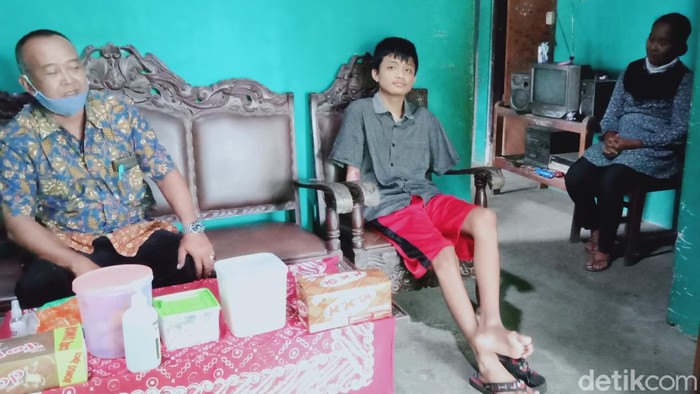 Alfian, siswa SMK Klaten yang kehilangan kedua tangan saat PKL