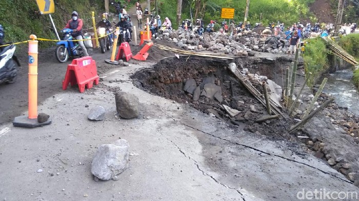 bahu jalan yang longsor