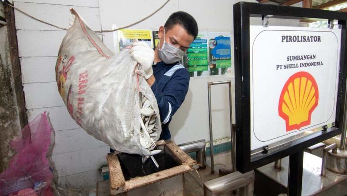 Di Desa Ini Sampah Plastik Diubah Jadi Bahan Bakar Program Desa Bersemi (bersih, sehat, mandiri) digalakan di Marunda, Bekasi. Melalui program ini ampah plastik diubah menjadi energi bahan bakar.