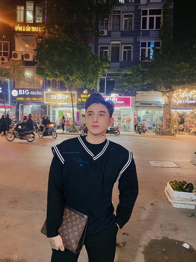 Do Quyen sadar banyak yang mengritik keputusannya operasi plastik. Meski begitu dia tetap membagikan foto transformasi wajahnya di media sosial. Menurutnya seseorang berhak melakukan apapun yang bisa membuatnya merasa nyaman dengan diri sendiri. Foto: Facebook/Do Quyen