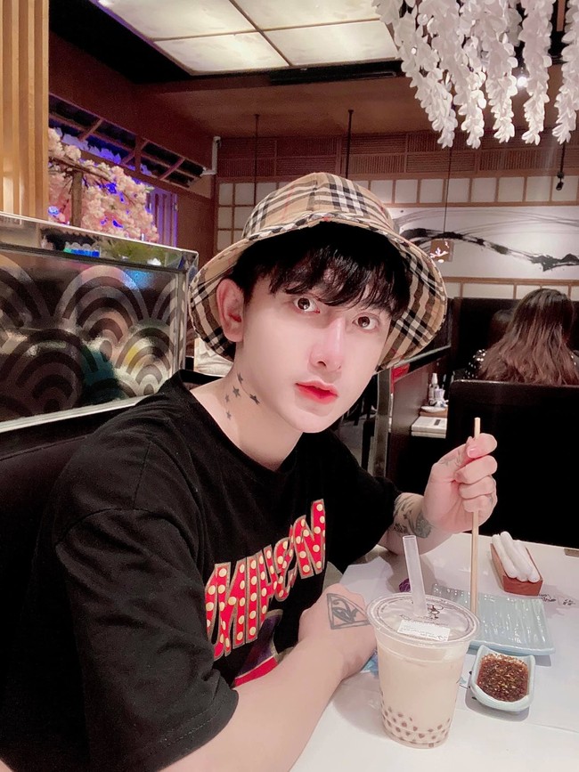 Kesal dan jengah dengan keadaan, Do Quyen akhirnya memutuskan menabung, mengumpulkan uang demi biaya operasi plastik. Foto: Facebook/Do Quyen