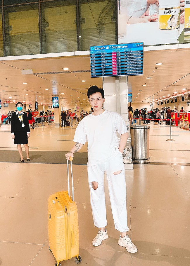 Selalu kuat dan temukan kecantikan yang membuat kamu paling percaya diri. Standar kecantikan untukku adalah ketika melihat diri sendiri di cermin kamu merasa puas dan percaya diri, pesannya. Foto: Facebook/Do Quyen