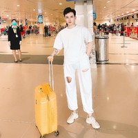 Selalu kuat dan temukan kecantikan yang membuat kamu paling percaya diri. Standar kecantikan untukku adalah ketika melihat diri sendiri di cermin kamu merasa puas dan percaya diri, pesannya. Foto: Facebook/Do Quyen