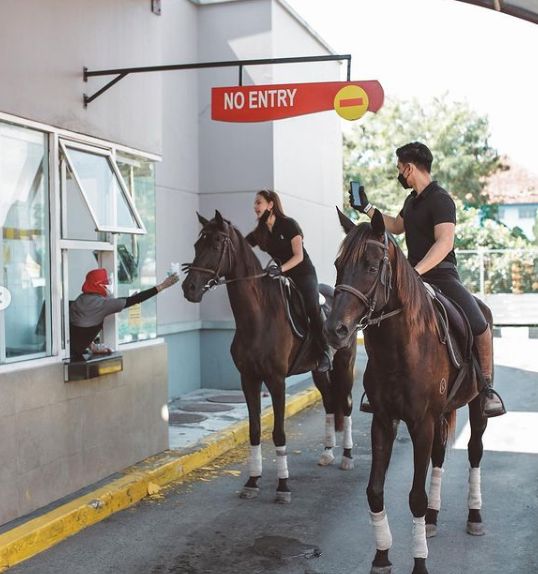 So Sweet! Dara Arafah dan Kekasih Pesan Makanan Drive Thru Naik Kuda