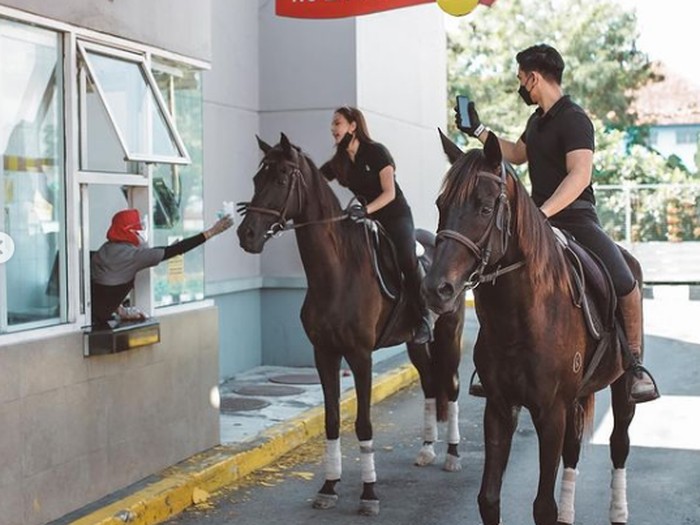 Drive thru naik kuda So Sweet! Dara Arafah dan Kekasih Pesan Makanan Drive Thru Naik Kuda