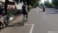 Tidak sedikit pesepeda yang memilih berkendara di jalur cepat dan bercampur dengan kendaraan bermotor. 