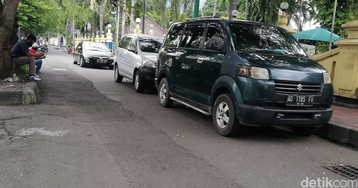 Dishub Kota Solo menyediakan jalur khusus sepeda di sejumlah ruas jalan. Namun jalur ini banyak digunakan untuk tempat parkir kendaraan lain.