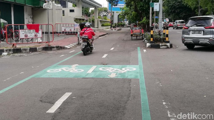 Duh, Jalur Sepeda di Solo Jadi Tempat Parkir Dishub Kota Solo menyediakan jalur khusus sepeda di sejumlah ruas jalan. Namun jalur ini banyak digunakan untuk tempat parkir kendaraan lain.