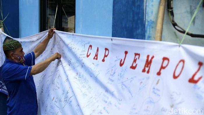 Ikrar Setia ke AHY, Kader Demokrat Lakukan Cap Jempol Darah DPD Partai Demokrat (PD) DKI Jakarta menggelar aksi cap jempol darah. Aksi ini sebagai simbol setia kepada Ketum PD Agus Harimurti Yudhoyono (AHY).