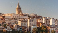Kota Istanbul merupakan salah satu destinasi favorit traveler. Selain karena budaya yang kental dan arsitekturnya yang indah, Istanbul juga terkenal akan kebudayaan Islamnya. Kota ini merupakan pusat pengetahuan, politik, dan spiritual pada kekhalifahan terlama dalam sejarah islam, yaitu dinasti Ottoman. Foto: Unsplash/Anna