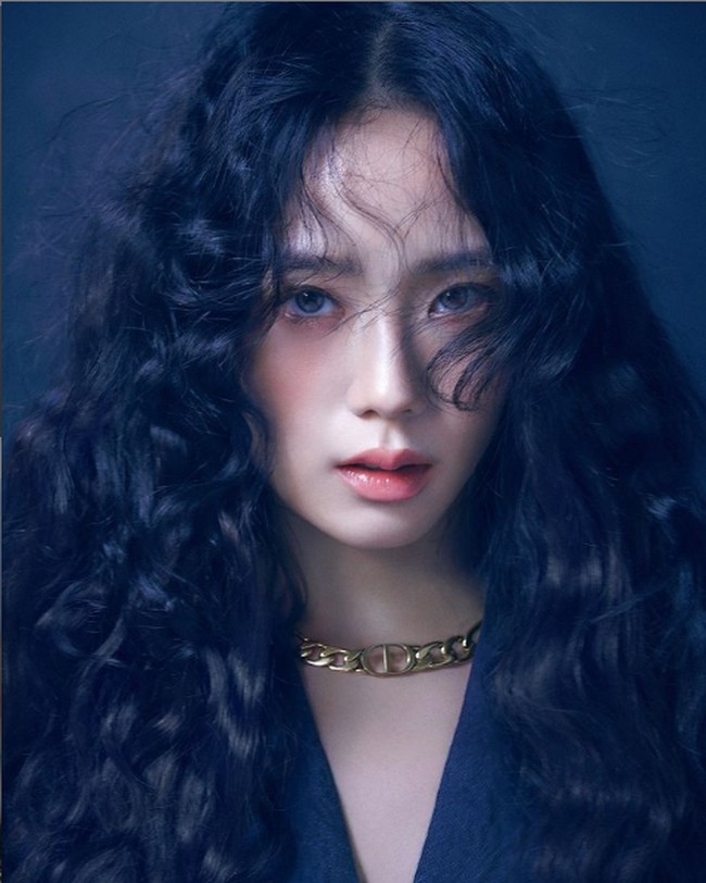 Jisoo terpilih menjadi global ambassador untuk dua lini sekaligus, Dior Fashion dan Dior Beauty. Ia dinilai mampu merefleksikan gaya feminin kontemporer yang selama ini jadi ciri khas brand asal Prancis tersebut. Foto: Instagram/@dior
