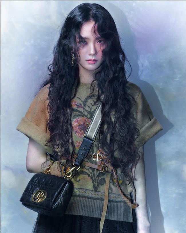 Jisoo menjadi personil BLACKPINK terbaru yang diumumkan sebagai global brand ambassador. Pada Sabtu (6/3/2021), Dior mengumumkan bahwa mereka menunjuk Jisoo sebagai wajah terbaru mereka. Foto: Instagram/@dior