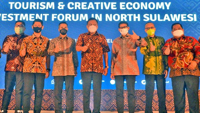 Kadin-Menparekraf Dorong Industri Pariwisata di Likupang Menteri Pariwisata dan Ekonomi Kreatif Sandiaga Uno (ketiga kiri), berfoto bersama Gubernur Sulut Olly Dondokambey (kedua kiri), Wakil Gubernur Sulut Steven Kandouw (kiri), Waki Ketua Umum Kadin Indonesia Anindya Bakrie (kedua kanan), Ketua Kadin Sulut Rio Dondokambey (kanan), dan Komisaris Independen Garuda Indonesia Peter Gontha, pada Forum Investasi Pariwisata dan Ekonomi Kreatif di Sulawesi Utara, di Manado, Sulawesi Utara, Sabtu (6/3/2021). Pada forum yang mempertemukan investor dan pengusaha dari beragam sektor usaha di Sullawesi Utara, Wakil Ketua Umum Kadin Indonesia Anindya Bakrie menyatakan Kadin Indonesia mendukung percepatan pengembangan industri dan investasi pariwisata dan ekonomi kreatif di Sulut, khususnya di Kawasan Ekonomi Khusus (KEK) Likupang yang merupakan salah satu destinasi wisata super prioritas yang terletak di Kabupaten Minahasa Utara, Sulawesi Utara.