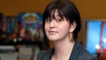 Kim Swift adalah designer game perempuan paling berpengaruh di industri game. Dia salah satu tokoh 30 Under 30 di industri video game oleh Majalah Fortune. Dari tangannya lahir game populer dari Portal, Left 4 Dead, Quantum Conundrum dan Star Wars Battlefront II. Foto: (GamingBolt)