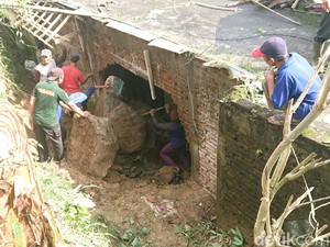 Tebing 4 Meter Longsor Jebol Rumah Warga di Tulungagung