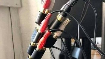 Karena tidak ada colokan yang sesuai, jadinya harus improvisasi dengan menara adapter. Foto: Bored Panda