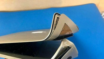Kok bisa sampai bengkok begini ya Macbook-nya? Foto: Bored Panda