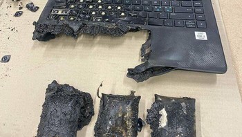 Pemiliknya bilang cuma mencium bau terbakar. Tidak tahunya sampai meleleh begini laptopnya. Foto: Bored Panda