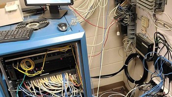 Melihat kabel yang ruwet sepert ini pasti langsung migrain. Foto: Bored Panda