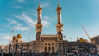 Mekah atau Madinah. Bertamu ke Baitullah mungkin adalah keinginan setiap umat Muslim. Banyak hadist yang menggambarkan betapa pentingnya melaksanakan haji dan umroh bagi pemeluk agama Islam sehingga menjadikan negara ini prioritas utama, sebelum melancong ke negara lainnya. Foto: Photo by Sulthan Auliya on Unsplash