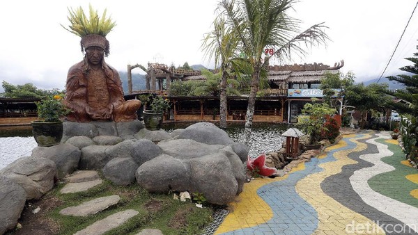 Semboyan yang sering digaungkan di The Roudh 78 merupakan adalah keluarga. The Roudh dari kata raudah, artinya taman. 7 itu tujuan, 8 angka yang tak pernah putus. The Roudh 78 semboyannya memang keluarga. Semboyan yang sering digaungkan di The Roudh 78 merupakan adalah keluarga. The Roudh dari kata raudah, artinya taman. 7 itu tujuan, 8 angka yang tak pernah putus. The Roudh 78 semboyannya memang keluarga.