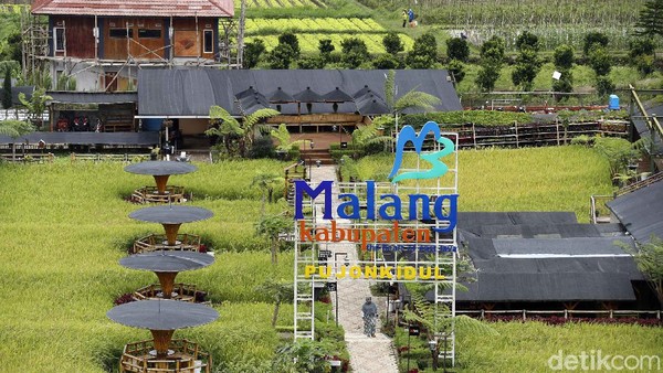 Desa wisata ini memiliki banyak sekali spot menarik untuk berfoto, menyantap kuliner lezat, hingga menikmati suasana pedesaan yang sejuk dan asri. Desa wisata ini memiliki banyak sekali spot menarik untuk berfoto, menyantap kuliner lezat, hingga menikmati suasana pedesaan yang sejuk dan asri.