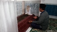 Juru kunci Makam Kiai Telingsing, Noor Hidayat (52) menuturkan Kiai Telingsing atau juga dulunya dikenal dengan The Ling Sing adalah ulama asal Tionghoa. Menurutnya Kiai Telingsing dulunya tinggal di wilayah Sunggingan. Menurutnya Kiai Telingsing memiliki hubungan dekat dengan Sunan Kudus. Bahkan menurutnya keduanya yang bersama - sama mendirikan tajug atau yang dikenal sekarang Menara Kudus.
