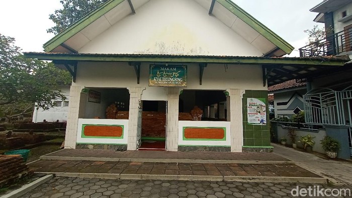 Nama Kiai Telingsing tidak asing lagi bagi warga Kudus, Jawa Tengah dan sekitarnya. Kiai Telingsing atau juga dulunya dikenal dengan The Ling Sing adalah ulama asal Tionghoa.