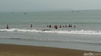 Terlebih di akhir pekan, warga Pangandaran biasanya banyak menghabiskan waktu untuk berenang di pantai atau sekedar duduk di pinggir pantai.