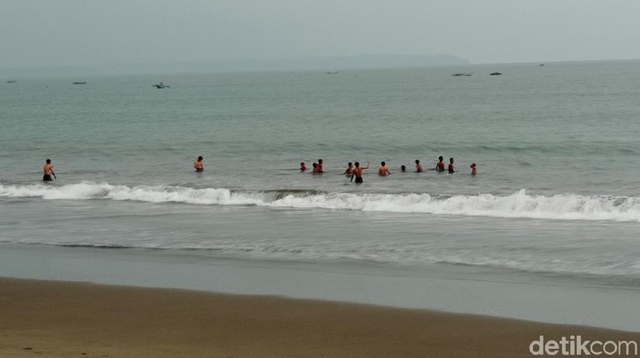 Menikmati Senja Ala Penduduk Pantai Pangandaran