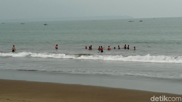 Terlebih di akhir pekan, warga Pangandaran biasanya banyak menghabiskan waktu untuk berenang di pantai atau sekedar duduk di pinggir pantai. Terlebih di akhir pekan, warga Pangandaran biasanya banyak menghabiskan waktu untuk berenang di pantai atau sekedar duduk di pinggir pantai.