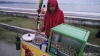 Salah satunya Dini, gadis remaja yang sudah setahun berkeliling mendorong gerobak untuk menjual cilok. Sedihnya dia bercerita bahwa omzet dahangannya sepi akibat Corona. 