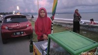 Setiap hari ia harus bolak balik dari Lakbok, Ciamis ke Pangandaran untuk berjualan. 