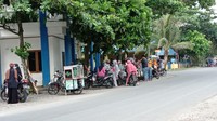 Keramaian warga mengundang banyak pedagang. Ragam jajanan mulai dari cilok, cakwe dan sejenisnya ditawarkan.