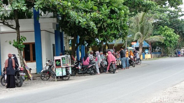 Keramaian warga mengundang banyak pedagang. Ragam jajanan mulai dari cilok, cakwe dan sejenisnya ditawarkan. Keramaian warga mengundang banyak pedagang. Ragam jajanan mulai dari cilok, cakwe dan sejenisnya ditawarkan.