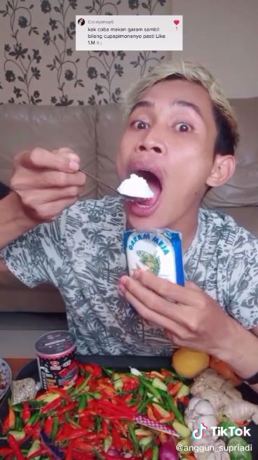 Aksi Pria Mukbang Cabe dan Telur Mentah lewat Live Streaming TikTok